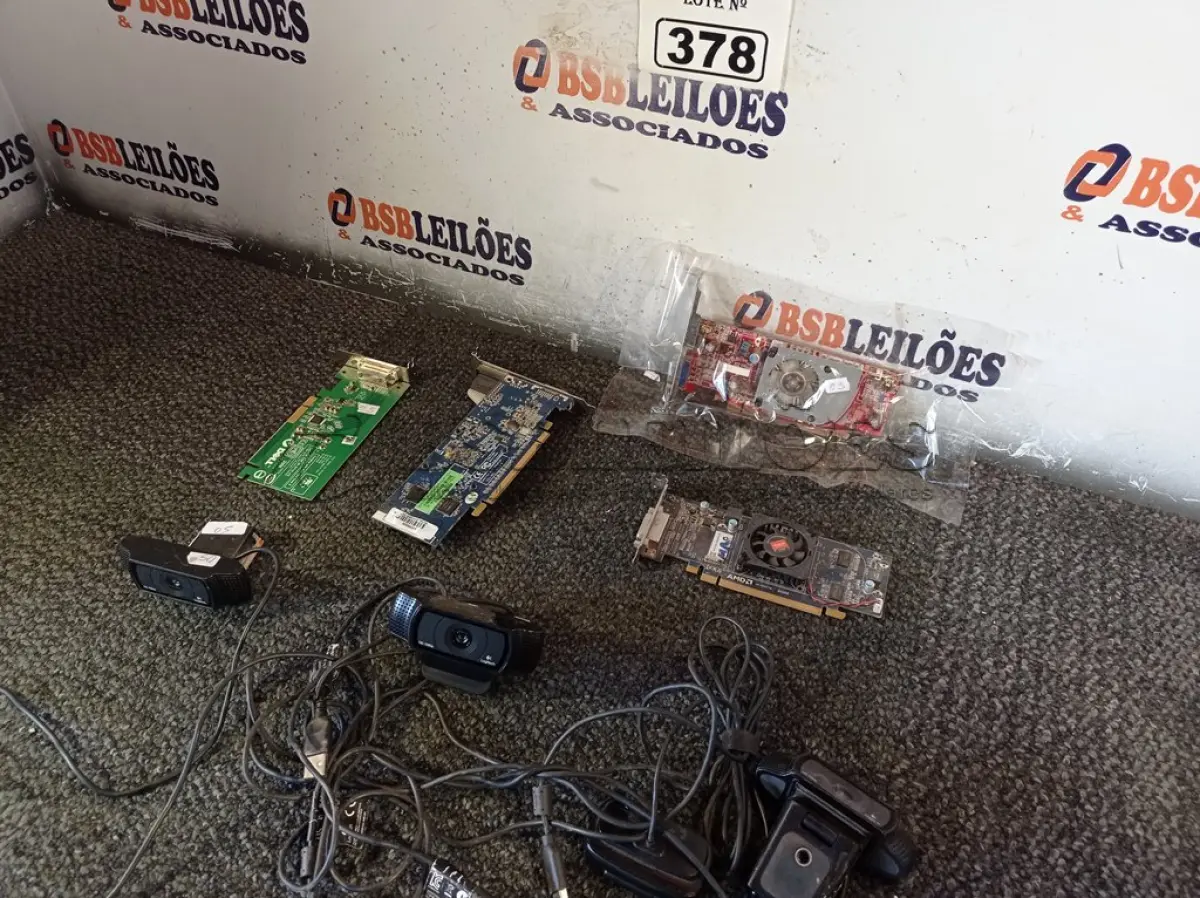 LOTE 378 - 01 LOTE COM VÁRIAS PLACAS DE VÍDEO E WEBCAM MARCAS E MODELOS DIVERSOS. (NO ESTADO) ATENÇÃO! FAZER A VISITAÇÃO ANTES DE ARREMATAR, NÃO SABEMOS SE FUNCIONA. LEILÃO NÃO TEM GARANTIA E NEM DEVOLUÇÃO, SUJEITO A POSSÍVEIS AVARIAS VISÍVEIS/OCULTAS E/OU AUSÊNCIA DE COMPONENTES.