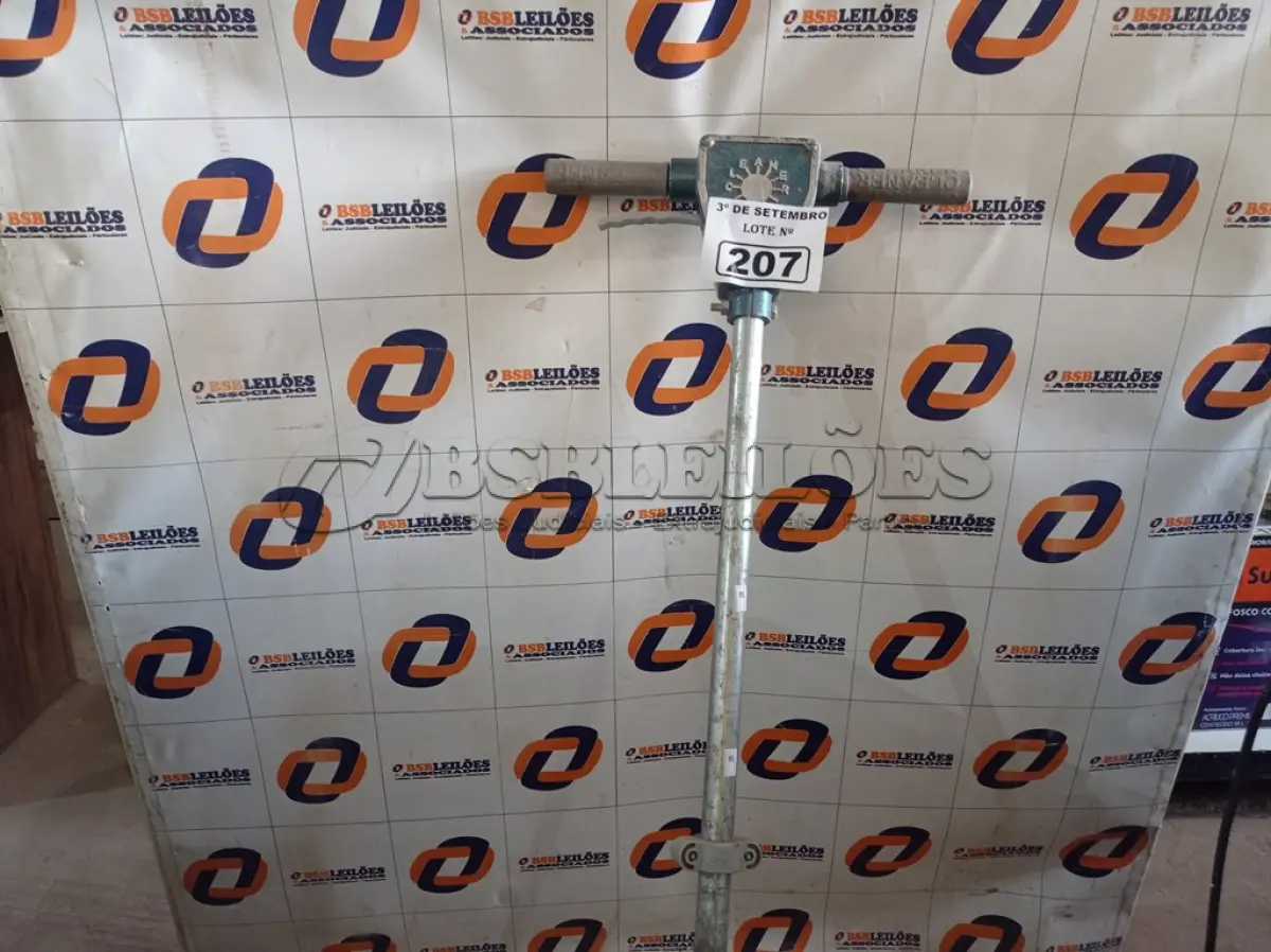 LOTE 207 - 01 ENCERADEIRA MARCA CLEANER. (NO ESTADO) ATENÇÃO! FAZER A VISITAÇÃO ANTES DE ARREMATAR, NÃO SABEMOS SE FUNCIONA. LEILÃO NÃO TEM GARANTIA E NEM DEVOLUÇÃO, SUJEITO A POSSÍVEIS AVARIAS VISÍVEIS/OCULTAS E/OU AUSÊNCIA DE COMPONENTES.