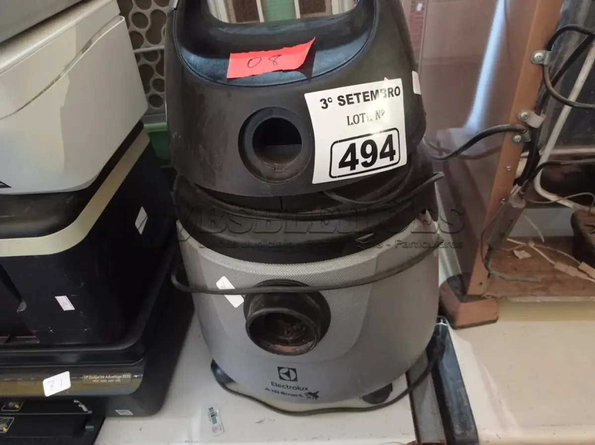 LOTE 494 - 01 ASPIRADOR DE PÓ MARCA ELECTROLUX. (NO ESTADO) ATENÇÃO! FAZER A VISITAÇÃO ANTES DE ARREMATAR, NÃO SABEMOS SE FUNCIONA. LEILÃO NÃO TEM GARANTIA E NEM DEVOLUÇÃO, SUJEITO A POSSÍVEIS AVARIAS VISÍVEIS/OCULTAS E/OU AUSÊNCIA DE COMPONENTES.