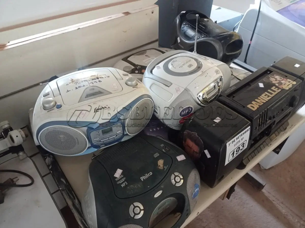 LOTE 193 - 10 APARELHOS DE SOM MARCAS E MODELOS DIVERSOS COM AVARIAS. (NO ESTADO) ATENÇÃO! FAZER A VISITAÇÃO ANTES DE ARREMATAR, NÃO SABEMOS SE FUNCIONA. LEILÃO NÃO TEM GARANTIA E NEM DEVOLUÇÃO, SUJEITO A POSSÍVEIS AVARIAS VISÍVEIS/OCULTAS E/OU AUSÊNCIA DE COMPONENTES.