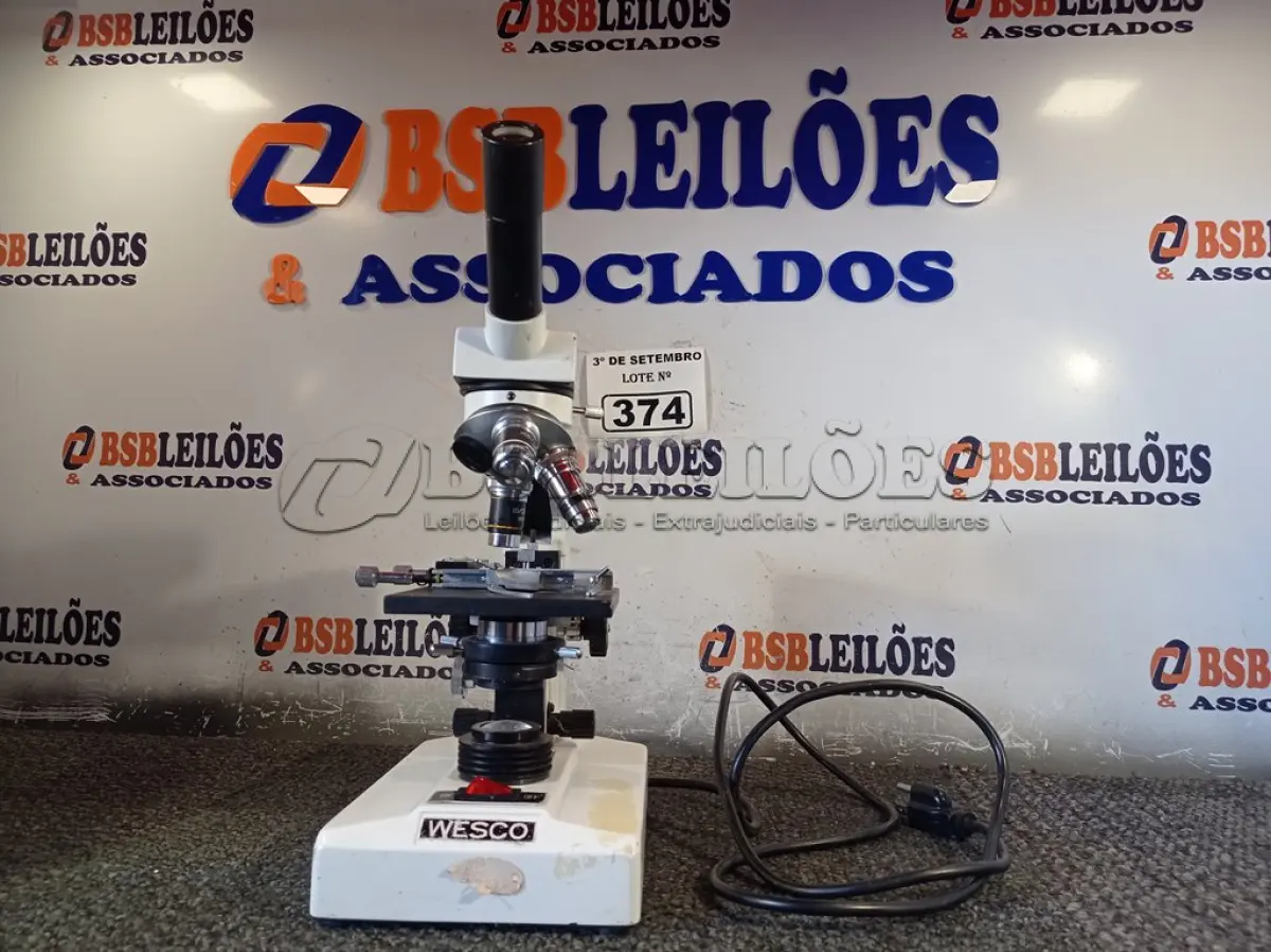 LOTE 374 - 01 MICROSCÓPIO. (NO ESTADO) ATENÇÃO! FAZER A VISITAÇÃO ANTES DE ARREMATAR, NÃO SABEMOS SE FUNCIONA. LEILÃO NÃO TEM GARANTIA E NEM DEVOLUÇÃO, SUJEITO A POSSÍVEIS AVARIAS VISÍVEIS/OCULTAS E/OU AUSÊNCIA DE COMPONENTES.