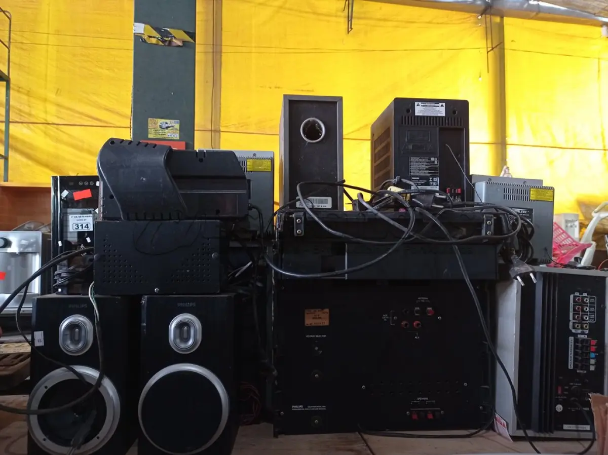 LOTE 277 - 04 APARELHOS DE SOM, 04 CAIXAS DE SOM, 01 SUBWOOFER E 02 ESTABILIZADORES MARCAS E MODELOS DIVERSOS. (NO ESTADO) ATENÇÃO! FAZER A VISITAÇÃO ANTES DE ARREMATAR, NÃO SABEMOS SE FUNCIONA. LEILÃO NÃO TEM GARANTIA E NEM DEVOLUÇÃO, SUJEITO A POSSÍVEIS AVARIAS VISÍVEIS/OCULTAS E/OU AUSÊNCIA DE COMPONENTES.