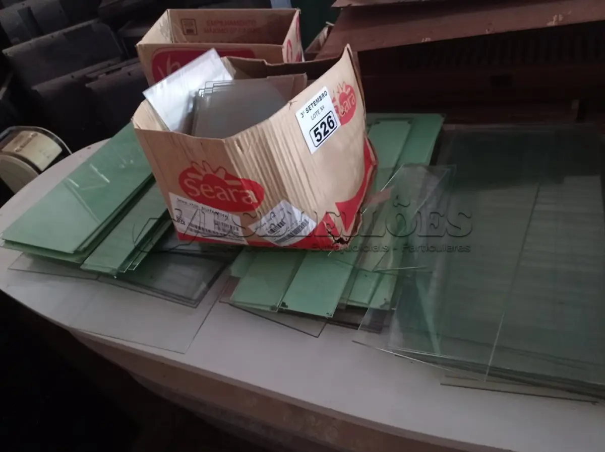 LOTE 526 - 01 ESTANTE DE VIDRO MODULAR DESMONTADA. (NO ESTADO) ATENÇÃO! FAZER A VISITAÇÃO ANTES DE ARREMATAR, NÃO SABEMOS SE FUNCIONA. LEILÃO NÃO TEM GARANTIA E NEM DEVOLUÇÃO, SUJEITO A POSSÍVEIS AVARIAS VISÍVEIS/OCULTAS E/OU AUSÊNCIA DE COMPONENTES.