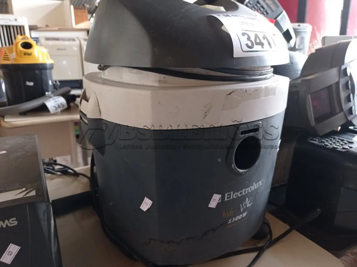 LOTE 341 - 01 ASPIRADOR DE PÓ MARCA ELECTROLUX. (NO ESTADO) ATENÇÃO! FAZER A VISITAÇÃO ANTES DE ARREMATAR, NÃO SABEMOS SE FUNCIONA. LEILÃO NÃO TEM GARANTIA E NEM DEVOLUÇÃO, SUJEITO A POSSÍVEIS AVARIAS VISÍVEIS/OCULTAS E/OU AUSÊNCIA DE COMPONENTES.