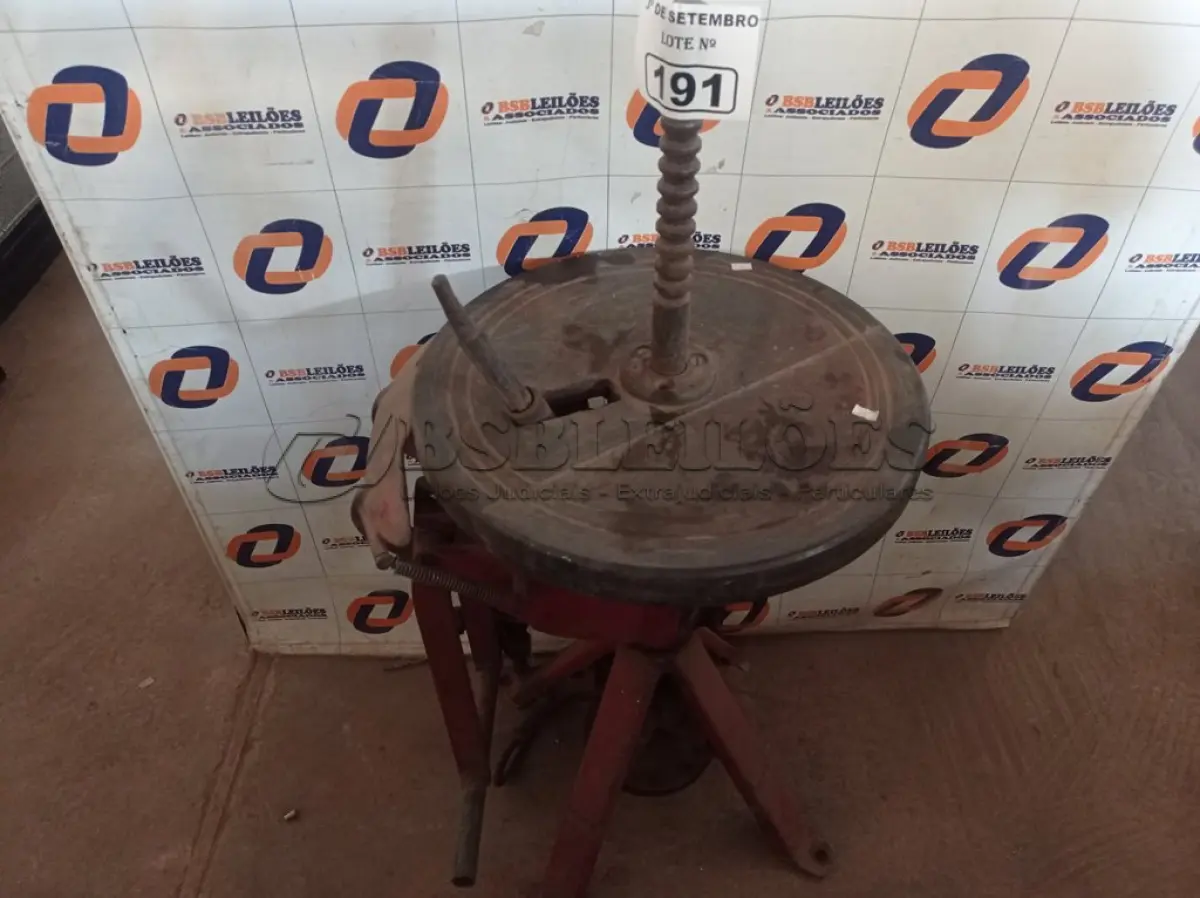 LOTE 191 - 01 MÁQUINA DE DESMONTAR PNEU. (NO ESTADO) ATENÇÃO! FAZER A VISITAÇÃO ANTES DE ARREMATAR, NÃO SABEMOS SE FUNCIONA. LEILÃO NÃO TEM GARANTIA E NEM DEVOLUÇÃO, SUJEITO A POSSÍVEIS AVARIAS VISÍVEIS/OCULTAS E/OU AUSÊNCIA DE COMPONENTES.