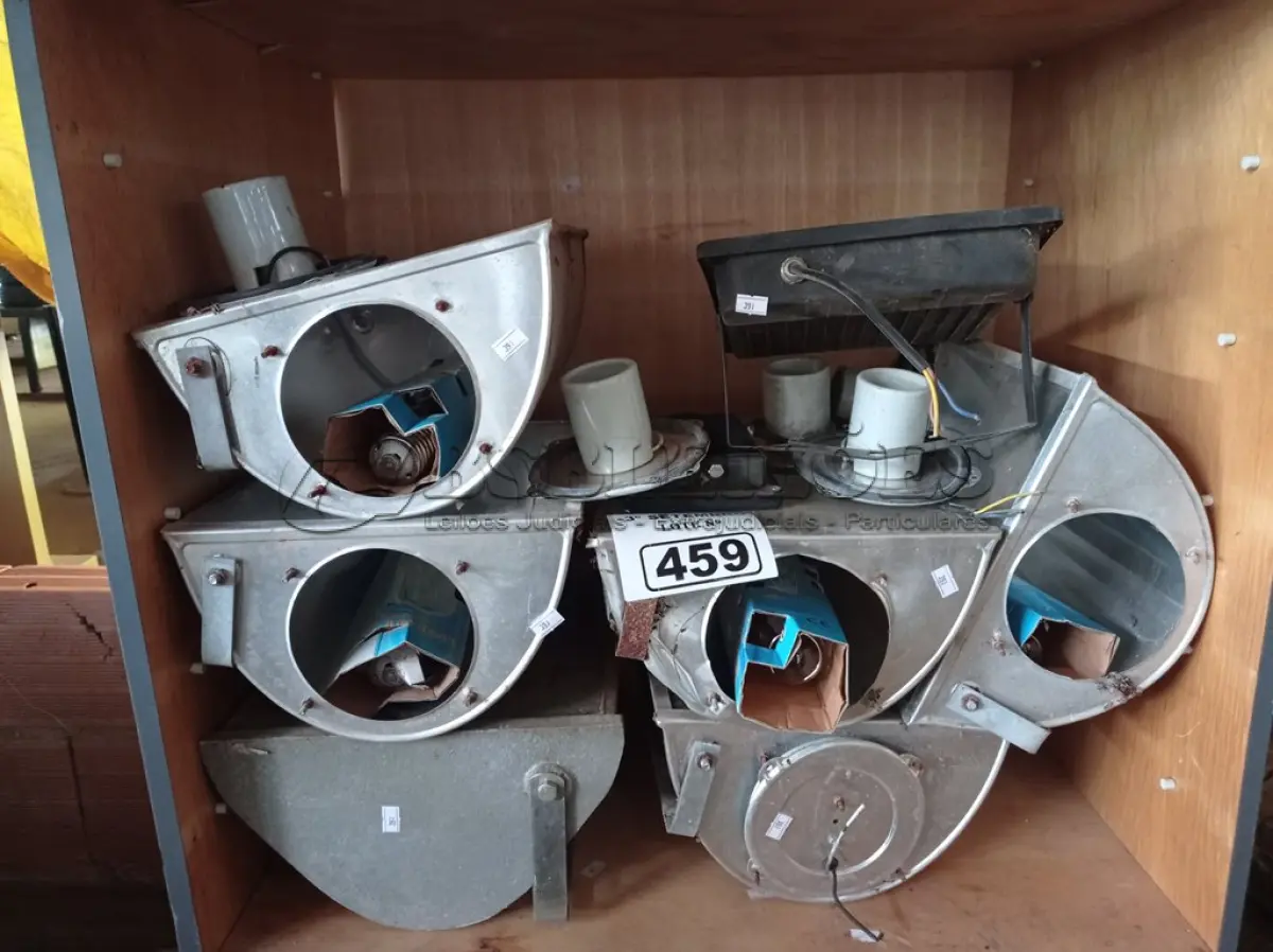 LOTE 459 - 02 REFLETORES DE LED E 06 LUMINÁRIAS DE PÁTIO. (NO ESTADO) ATENÇÃO! FAZER A VISITAÇÃO ANTES DE ARREMATAR, NÃO SABEMOS SE FUNCIONA. LEILÃO NÃO TEM GARANTIA E NEM DEVOLUÇÃO, SUJEITO A POSSÍVEIS AVARIAS VISÍVEIS/OCULTAS E/OU AUSÊNCIA DE COMPONENTES.