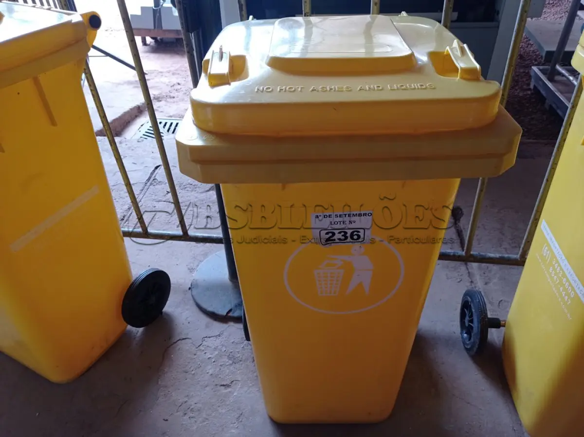 LOTE 236 - 01 CONTAINER HDPE EN840 120LITROS. (NO ESTADO) ATENÇÃO! FAZER A VISITAÇÃO ANTES DE ARREMATAR, NÃO SABEMOS SE FUNCIONA. LEILÃO NÃO TEM GARANTIA E NEM DEVOLUÇÃO, SUJEITO A POSSÍVEIS AVARIAS VISÍVEIS/OCULTAS E/OU AUSÊNCIA DE COMPONENTES.