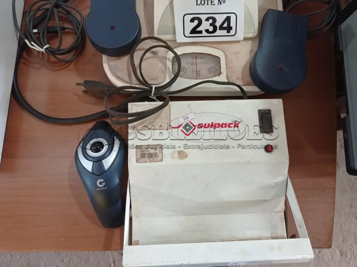 LOTE 234 - 03 BALANÇAS DE USO DOMÉSTICO, 01 SELADORA DE EMBALAGENS E PERIFÉRICOS. (NO ESTADO) ATENÇÃO! FAZER A VISITAÇÃO ANTES DE ARREMATAR, NÃO SABEMOS SE FUNCIONA. LEILÃO NÃO TEM GARANTIA E NEM DEVOLUÇÃO, SUJEITO A POSSÍVEIS AVARIAS VISÍVEIS/OCULTAS E/OU AUSÊNCIA DE COMPONENTES.