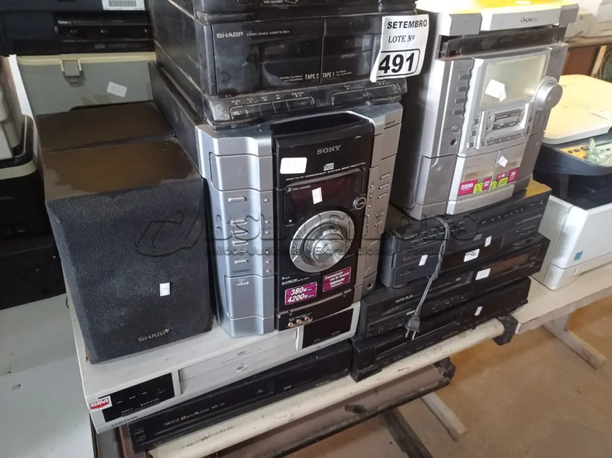 LOTE 491 - 01 CD PLAYER, 04 VIDEOCASSETES E 03 APARELHOS DE SOM MARCAS E MODELOS DIVERSOS. (NO ESTADO) ATENÇÃO! FAZER A VISITAÇÃO ANTES DE ARREMATAR, NÃO SABEMOS SE FUNCIONA. LEILÃO NÃO TEM GARANTIA E NEM DEVOLUÇÃO, SUJEITO A POSSÍVEIS AVARIAS VISÍVEIS/OCULTAS E/OU AUSÊNCIA DE COMPONENTES.