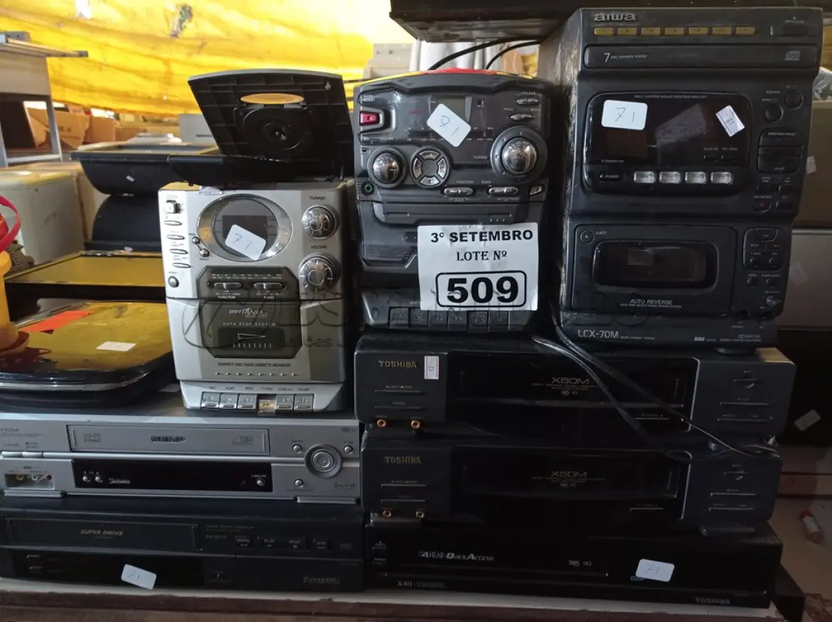 LOTE 509 - 05 VIDEOCASSETES, 03 APARELHOS DE SOM E 02 APARELHOS DE DVD MARCAS E MODELOS DIVERSOS. (NO ESTADO) ATENÇÃO! FAZER A VISITAÇÃO ANTES DE ARREMATAR, NÃO SABEMOS SE FUNCIONA. LEILÃO NÃO TEM GARANTIA E NEM DEVOLUÇÃO, SUJEITO A POSSÍVEIS AVARIAS VISÍVEIS/OCULTAS E/OU AUSÊNCIA DE COMPONENTES.