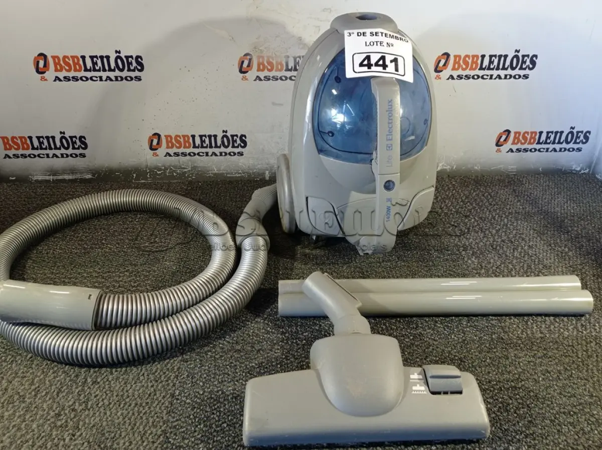 LOTE 441 - 01 ASPIRADOR DE PÓ MARCA ELECTROLUX. (NO ESTADO) ATENÇÃO! FAZER A VISITAÇÃO ANTES DE ARREMATAR, NÃO SABEMOS SE FUNCIONA. LEILÃO NÃO TEM GARANTIA E NEM DEVOLUÇÃO, SUJEITO A POSSÍVEIS AVARIAS VISÍVEIS/OCULTAS E/OU AUSÊNCIA DE COMPONENTES.
