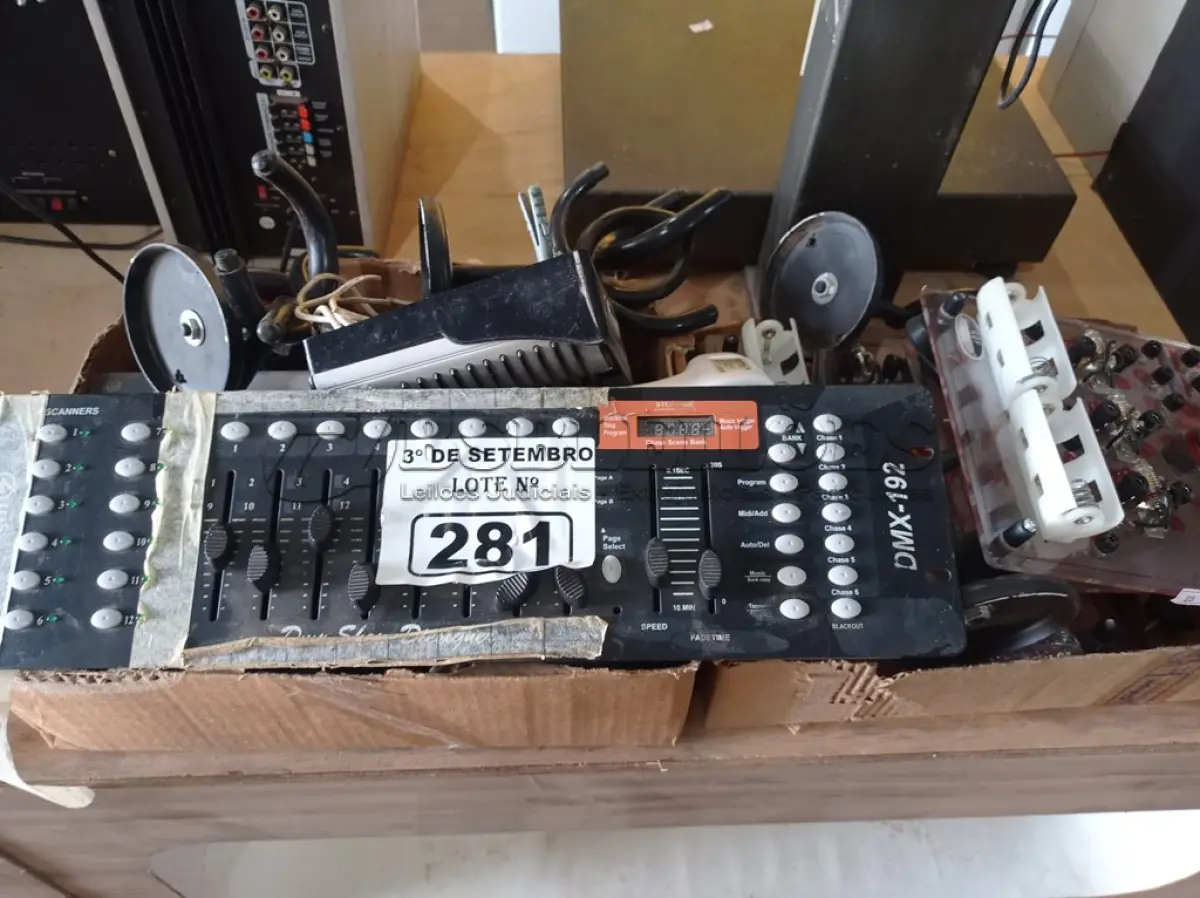 LOTE 281 - 01 CONTROLADORA DMX512 E MATERIAIS DIVERSOS. (NO ESTADO) ATENÇÃO! FAZER A VISITAÇÃO ANTES DE ARREMATAR, NÃO SABEMOS SE FUNCIONA. LEILÃO NÃO TEM GARANTIA E NEM DEVOLUÇÃO, SUJEITO A POSSÍVEIS AVARIAS VISÍVEIS/OCULTAS E/OU AUSÊNCIA DE COMPONENTES.