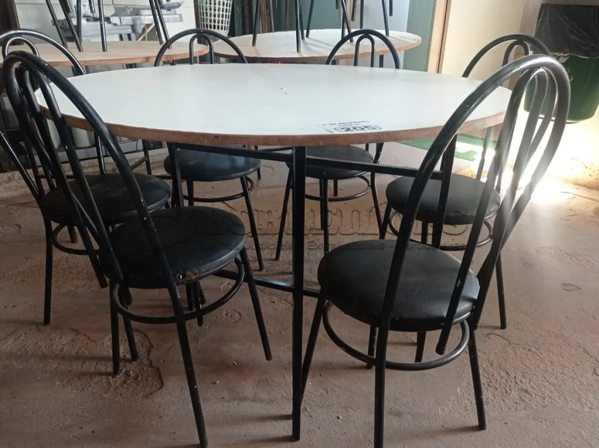 LOTE 205 - 01 MESA DE FERRO COM BASE DOBRÁVEL, TAMPO EM MADEIRA E 06 CADEIRAS DE FERRO COM ASSENTO ALMOFADADO. (NO ESTADO) ATENÇÃO! FAZER A VISITAÇÃO ANTES DE ARREMATAR, NÃO SABEMOS SE FUNCIONA. LEILÃO NÃO TEM GARANTIA E NEM DEVOLUÇÃO, SUJEITO A POSSÍVEIS AVARIAS VISÍVEIS/OCULTAS E/OU AUSÊNCIA DE COMPONENTES.