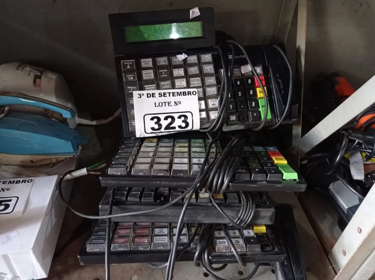 LOTE 323 - 08 TECLADOS PARA CAIXA MARCAS E MODELOS DIVERSOS. (NO ESTADO) ATENÇÃO! FAZER A VISITAÇÃO ANTES DE ARREMATAR, NÃO SABEMOS SE FUNCIONA. LEILÃO NÃO TEM GARANTIA E NEM DEVOLUÇÃO, SUJEITO A POSSÍVEIS AVARIAS VISÍVEIS/OCULTAS E/OU AUSÊNCIA DE COMPONENTES.