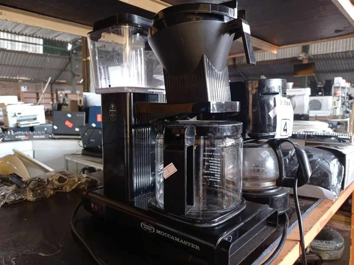 LOTE 448 - 02 CAFETEIRAS E 01 CHALEIRA ELÉTRICA MARCAS E MODELOS DIVERSOS. (NO ESTADO) ATENÇÃO! FAZER A VISITAÇÃO ANTES DE ARREMATAR, NÃO SABEMOS SE FUNCIONA. LEILÃO NÃO TEM GARANTIA E NEM DEVOLUÇÃO, SUJEITO A POSSÍVEIS AVARIAS VISÍVEIS/OCULTAS E/OU AUSÊNCIA DE COMPONENTES.