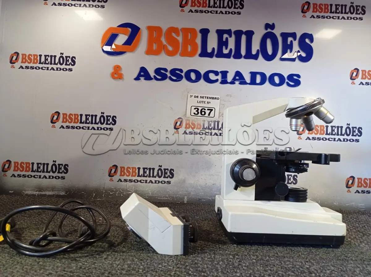 LOTE 367 - 01 MICROSCÓPIO. (NO ESTADO) ATENÇÃO! FAZER A VISITAÇÃO ANTES DE ARREMATAR, NÃO SABEMOS SE FUNCIONA. LEILÃO NÃO TEM GARANTIA E NEM DEVOLUÇÃO, SUJEITO A POSSÍVEIS AVARIAS VISÍVEIS/OCULTAS E/OU AUSÊNCIA DE COMPONENTES.