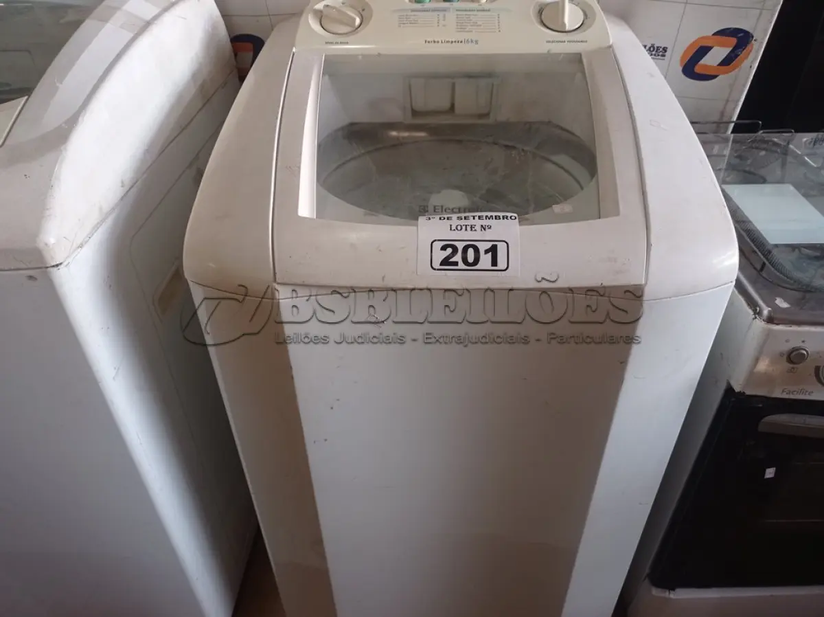 LOTE 201 - 01 MÁQUINA DE LAVAR ROUPAS MARCA ELECTROLUX CAPACIDADE 6KG 220V. (NO ESTADO) ATENÇÃO! FAZER A VISITAÇÃO ANTES DE ARREMATAR, NÃO SABEMOS SE FUNCIONA. LEILÃO NÃO TEM GARANTIA E NEM DEVOLUÇÃO, SUJEITO A POSSÍVEIS AVARIAS VISÍVEIS/OCULTAS E/OU AUSÊNCIA DE COMPONENTES.
