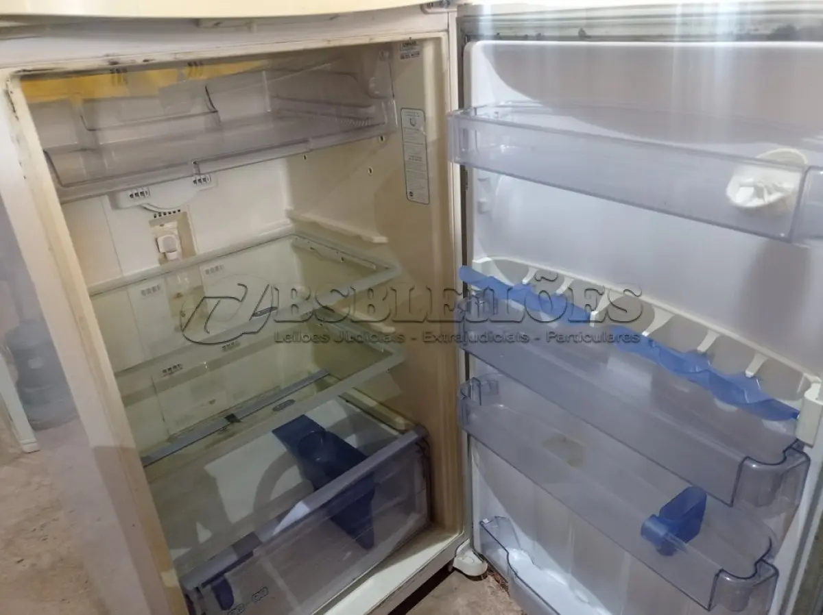 LOTE 217 - 01 GELADEIRA MARCA CÔNSUL 220V. (NO ESTADO) ATENÇÃO! FAZER A VISITAÇÃO ANTES DE ARREMATAR, NÃO SABEMOS SE FUNCIONA. LEILÃO NÃO TEM GARANTIA E NEM DEVOLUÇÃO, SUJEITO A POSSÍVEIS AVARIAS VISÍVEIS/OCULTAS E/OU AUSÊNCIA DE COMPONENTES.