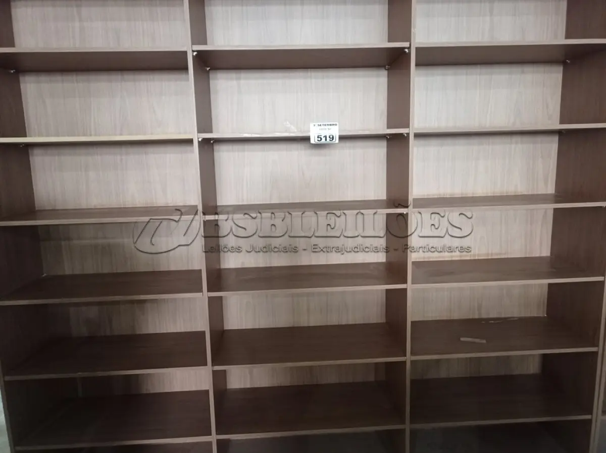 LOTE 519 - 01 ESTANTE EM MADEIRA COM DIVISÓRIAS. (NO ESTADO) ATENÇÃO! FAZER A VISITAÇÃO ANTES DE ARREMATAR, NÃO SABEMOS SE FUNCIONA. LEILÃO NÃO TEM GARANTIA E NEM DEVOLUÇÃO, SUJEITO A POSSÍVEIS AVARIAS VISÍVEIS/OCULTAS E/OU AUSÊNCIA DE COMPONENTES.