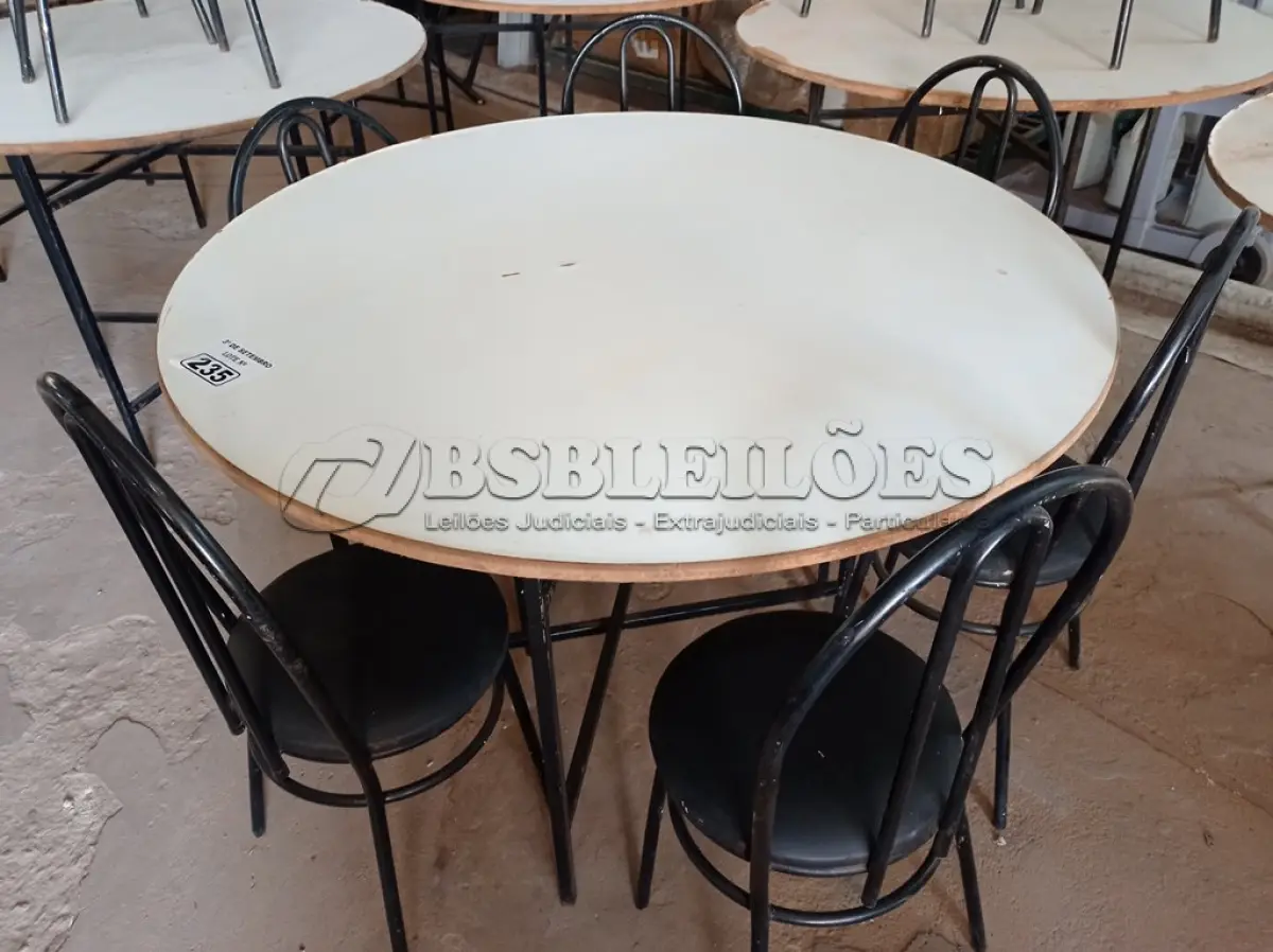 LOTE 235 - 01 MESA DE FERRO COM BASE DOBRÁVEL, TAMPO EM MADEIRA E 06 CADEIRAS DE FERRO COM ASSENTO ALMOFADADO. (NO ESTADO) ATENÇÃO! FAZER A VISITAÇÃO ANTES DE ARREMATAR, NÃO SABEMOS SE FUNCIONA. LEILÃO NÃO TEM GARANTIA E NEM DEVOLUÇÃO, SUJEITO A POSSÍVEIS AVARIAS VISÍVEIS/OCULTAS E/OU AUSÊNCIA DE COMPONENTES.