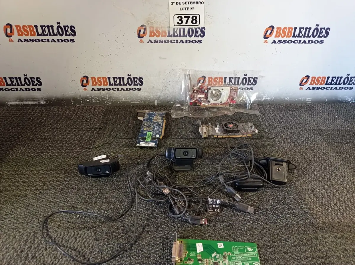 LOTE 378 - 01 LOTE COM VÁRIAS PLACAS DE VÍDEO E WEBCAM MARCAS E MODELOS DIVERSOS. (NO ESTADO) ATENÇÃO! FAZER A VISITAÇÃO ANTES DE ARREMATAR, NÃO SABEMOS SE FUNCIONA. LEILÃO NÃO TEM GARANTIA E NEM DEVOLUÇÃO, SUJEITO A POSSÍVEIS AVARIAS VISÍVEIS/OCULTAS E/OU AUSÊNCIA DE COMPONENTES.