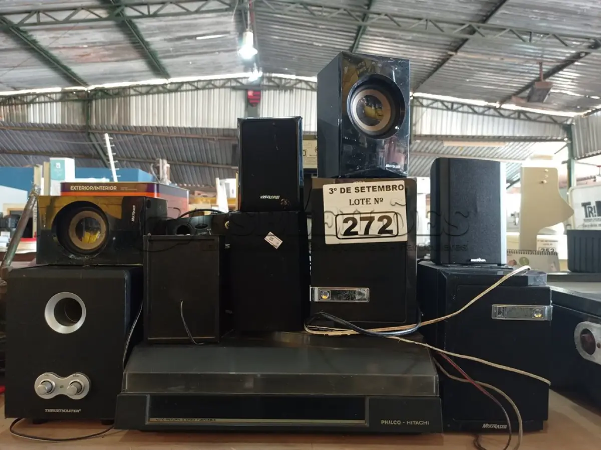 LOTE 272 - 01 TOCA-DISCOS, VÁRIAS CAIXINHAS DE SOM AMBIENTE, 04 APARELHOS DE DVD, 02 VIDEOCASSETES E 04 CONTROLES REMOTOS MARCAS E MODELOS DIVERSOS.  (NO ESTADO) ATENÇÃO! FAZER A VISITAÇÃO ANTES DE ARREMATAR, NÃO SABEMOS SE FUNCIONA. LEILÃO NÃO TEM GARANTIA E NEM DEVOLUÇÃO, SUJEITO A POSSÍVEIS AVARIAS VISÍVEIS/OCULTAS E/OU AUSÊNCIA DE COMPONENTES.