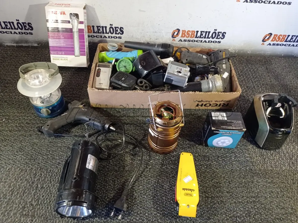 LOTE 430 - 01 LOTE COM VÁRIAS LANTERNAS E PERIFÉRICOS DIVERSOS. (NO ESTADO) ATENÇÃO! FAZER A VISITAÇÃO ANTES DE ARREMATAR, NÃO SABEMOS SE FUNCIONA. LEILÃO NÃO TEM GARANTIA E NEM DEVOLUÇÃO, SUJEITO A POSSÍVEIS AVARIAS VISÍVEIS/OCULTAS E/OU AUSÊNCIA DE COMPONENTES.