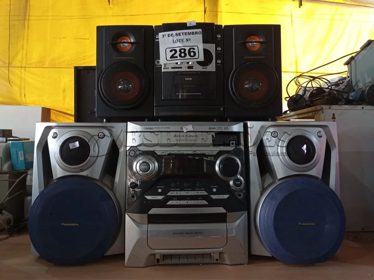 LOTE 286 - 02 APARELHOS DE SOM, 01 SUBWOOFER E VÁRIAS CAIXAS DE SOM MARCAS E MODELOS DIVERSOS. (NO ESTADO) ATENÇÃO! FAZER A VISITAÇÃO ANTES DE ARREMATAR, NÃO SABEMOS SE FUNCIONA. LEILÃO NÃO TEM GARANTIA E NEM DEVOLUÇÃO, SUJEITO A POSSÍVEIS AVARIAS VISÍVEIS/OCULTAS E/OU AUSÊNCIA DE COMPONENTES.