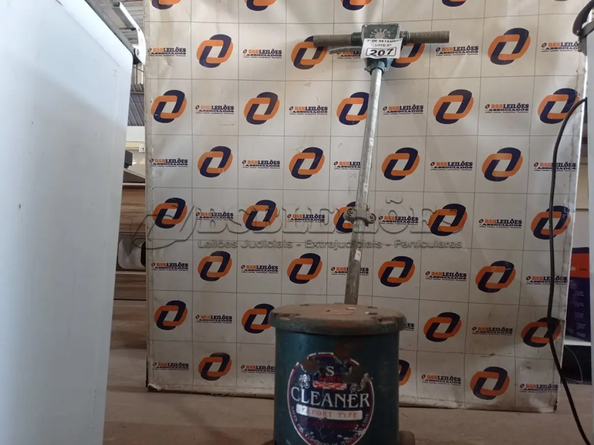 LOTE 207 - 01 ENCERADEIRA MARCA CLEANER. (NO ESTADO) ATENÇÃO! FAZER A VISITAÇÃO ANTES DE ARREMATAR, NÃO SABEMOS SE FUNCIONA. LEILÃO NÃO TEM GARANTIA E NEM DEVOLUÇÃO, SUJEITO A POSSÍVEIS AVARIAS VISÍVEIS/OCULTAS E/OU AUSÊNCIA DE COMPONENTES.