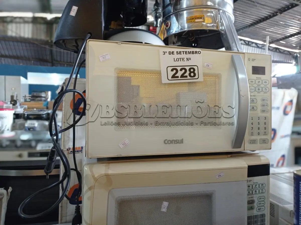 LOTE 228 - 02 MICRO-ONDAS E 03 CAFETEIRAS MARCAS E MODELOS DIVERSOS.  (NO ESTADO) ATENÇÃO! FAZER A VISITAÇÃO ANTES DE ARREMATAR, NÃO SABEMOS SE FUNCIONA. LEILÃO NÃO TEM GARANTIA E NEM DEVOLUÇÃO, SUJEITO A POSSÍVEIS AVARIAS VISÍVEIS/OCULTAS E/OU AUSÊNCIA DE COMPONENTES.