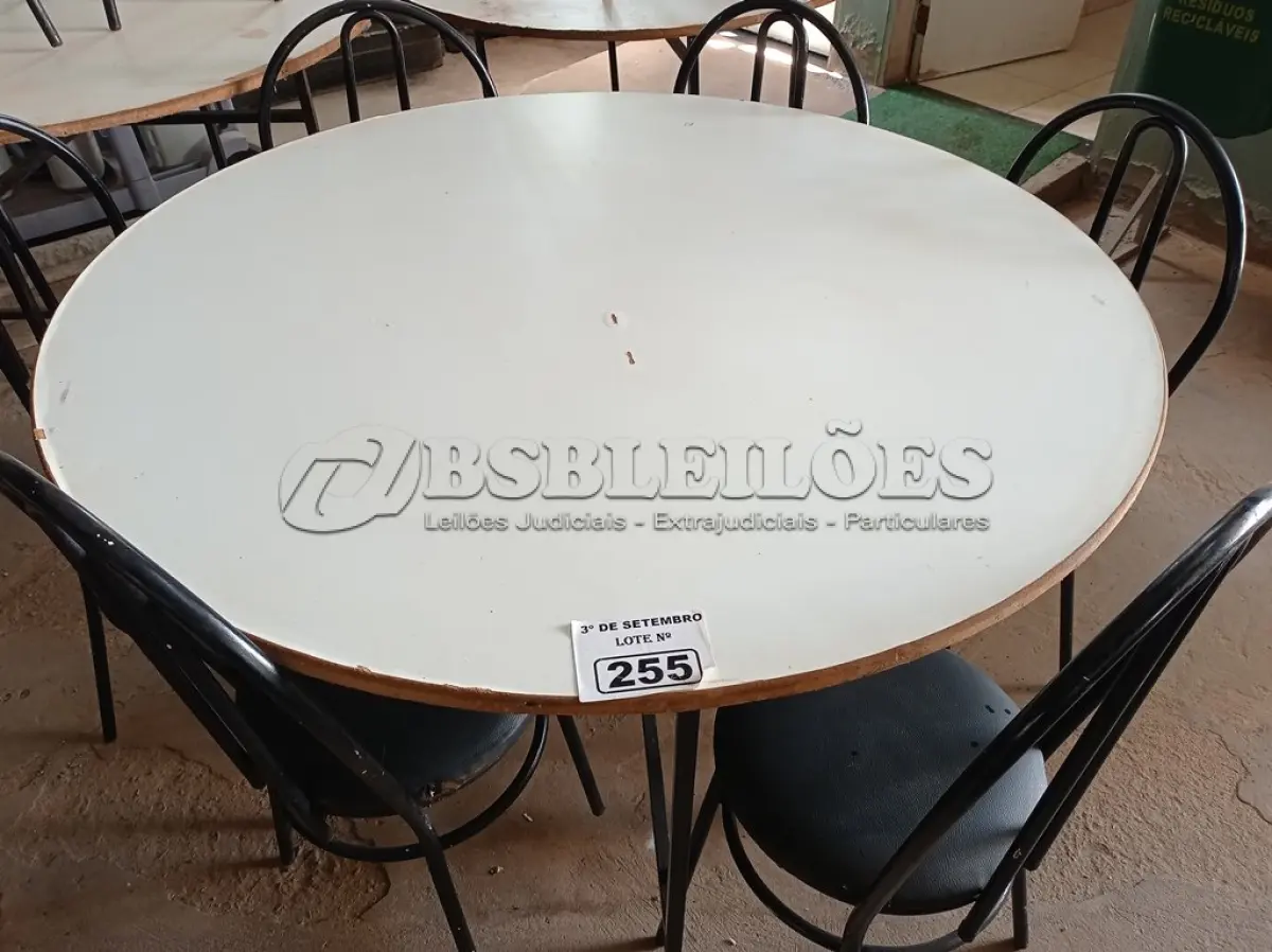 LOTE 255 - 01 MESA DE FERRO COM BASE DOBRÁVEL, TAMPO EM MADEIRA E 06 CADEIRAS DE FERRO COM ASSENTO ALMOFADADO. (NO ESTADO) ATENÇÃO! FAZER A VISITAÇÃO ANTES DE ARREMATAR, NÃO SABEMOS SE FUNCIONA. LEILÃO NÃO TEM GARANTIA E NEM DEVOLUÇÃO, SUJEITO A POSSÍVEIS AVARIAS VISÍVEIS/OCULTAS E/OU AUSÊNCIA DE COMPONENTES.