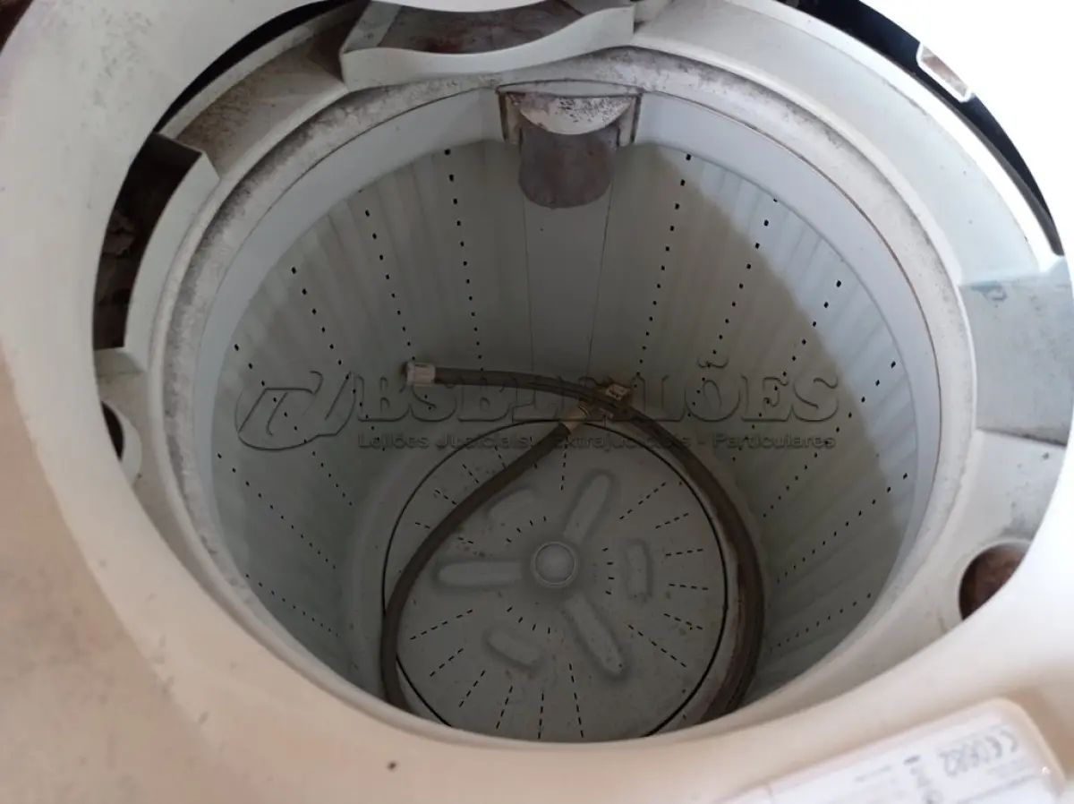 LOTE 330 - 01 MÁQUINA DE LAVAR ROUPAS MARCA ELECTROLUX CAPACIDADE 6KG 220V. (NO ESTADO) ATENÇÃO! FAZER A VISITAÇÃO ANTES DE ARREMATAR, NÃO SABEMOS SE FUNCIONA. LEILÃO NÃO TEM GARANTIA E NEM DEVOLUÇÃO, SUJEITO A POSSÍVEIS AVARIAS VISÍVEIS/OCULTAS E/OU AUSÊNCIA DE COMPONENTES.