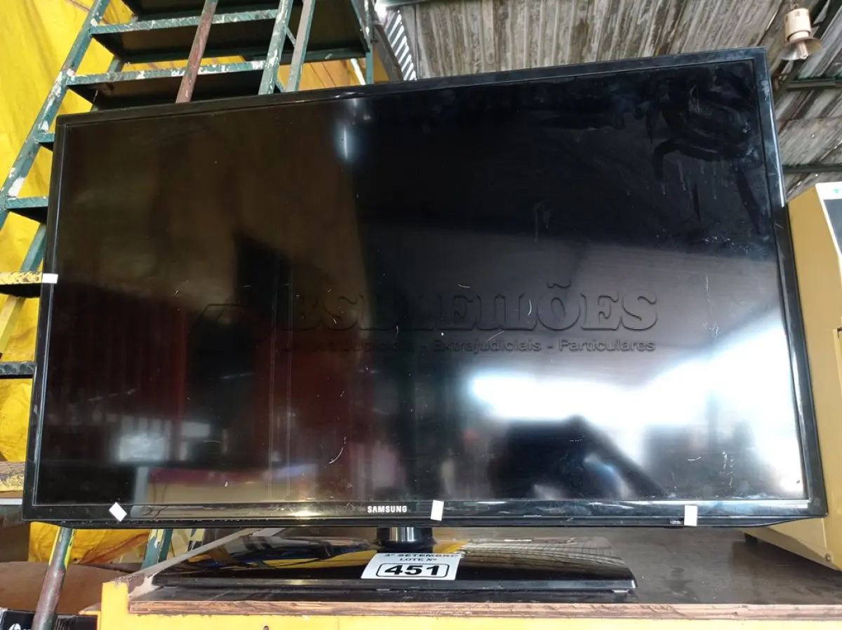 LOTE 451 - 01 TV SAMSUNG 40” POL PARA RETIRADA DE PEÇAS. (NO ESTADO) ATENÇÃO! FAZER A VISITAÇÃO ANTES DE ARREMATAR, NÃO SABEMOS SE FUNCIONA. LEILÃO NÃO TEM GARANTIA E NEM DEVOLUÇÃO, SUJEITO A POSSÍVEIS AVARIAS VISÍVEIS/OCULTAS E/OU AUSÊNCIA DE COMPONENTES.