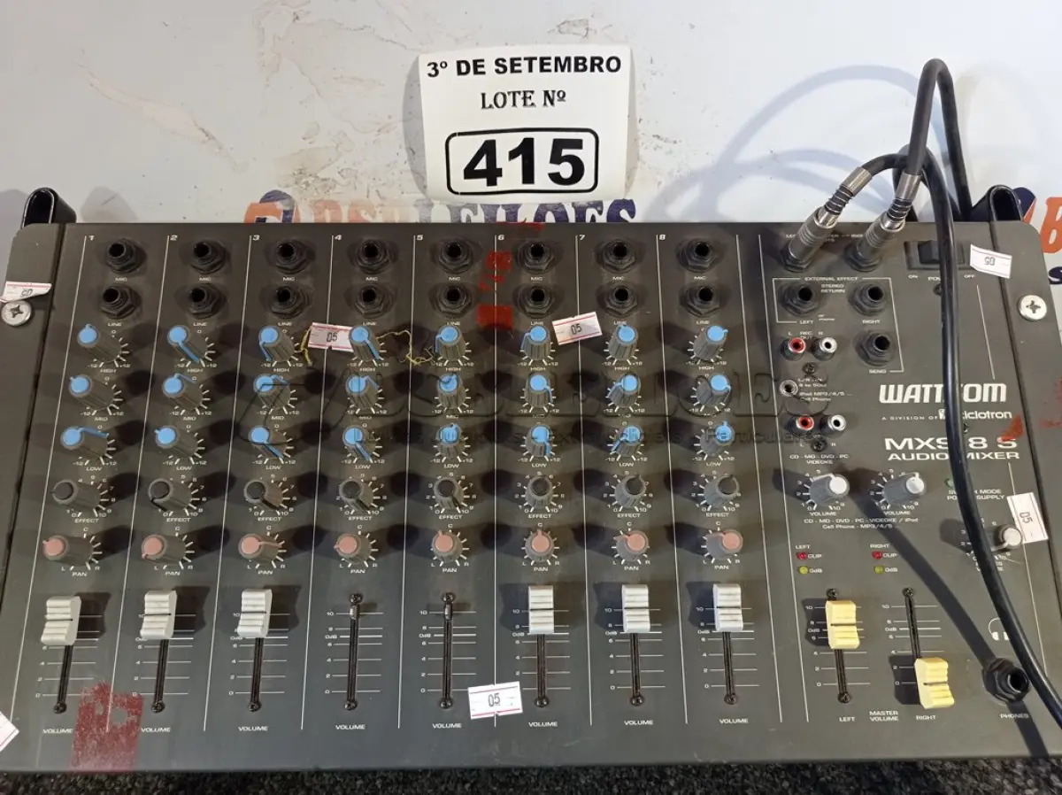 LOTE 415 - 01 MESA DE SOM MARCA WATTISOM MODELO MXS 8S. (NO ESTADO) ATENÇÃO! FAZER A VISITAÇÃO ANTES DE ARREMATAR, NÃO SABEMOS SE FUNCIONA. LEILÃO NÃO TEM GARANTIA E NEM DEVOLUÇÃO, SUJEITO A POSSÍVEIS AVARIAS VISÍVEIS/OCULTAS E/OU AUSÊNCIA DE COMPONENTES.