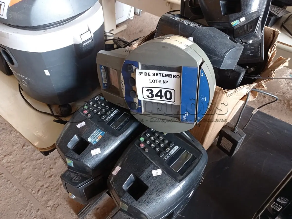 LOTE 340 - 01 LEITOR DE CÓDIGOS DE BARRAS, 05 RELÓGIOS DE PONTO E VÁRIAS ANTENAS DE TV INTERNAS. (NO ESTADO) ATENÇÃO! FAZER A VISITAÇÃO ANTES DE ARREMATAR, NÃO SABEMOS SE FUNCIONA. LEILÃO NÃO TEM GARANTIA E NEM DEVOLUÇÃO, SUJEITO A POSSÍVEIS AVARIAS VISÍVEIS/OCULTAS E/OU AUSÊNCIA DE COMPONENTES.