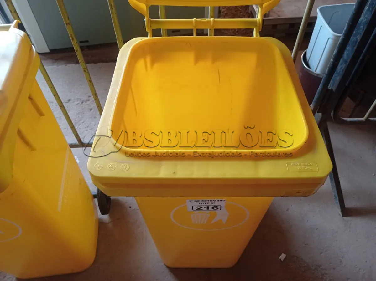 LOTE 216 - 01 CONTAINER HDPE EN840 120LITROS. (NO ESTADO) ATENÇÃO! FAZER A VISITAÇÃO ANTES DE ARREMATAR, NÃO SABEMOS SE FUNCIONA. LEILÃO NÃO TEM GARANTIA E NEM DEVOLUÇÃO, SUJEITO A POSSÍVEIS AVARIAS VISÍVEIS/OCULTAS E/OU AUSÊNCIA DE COMPONENTES.