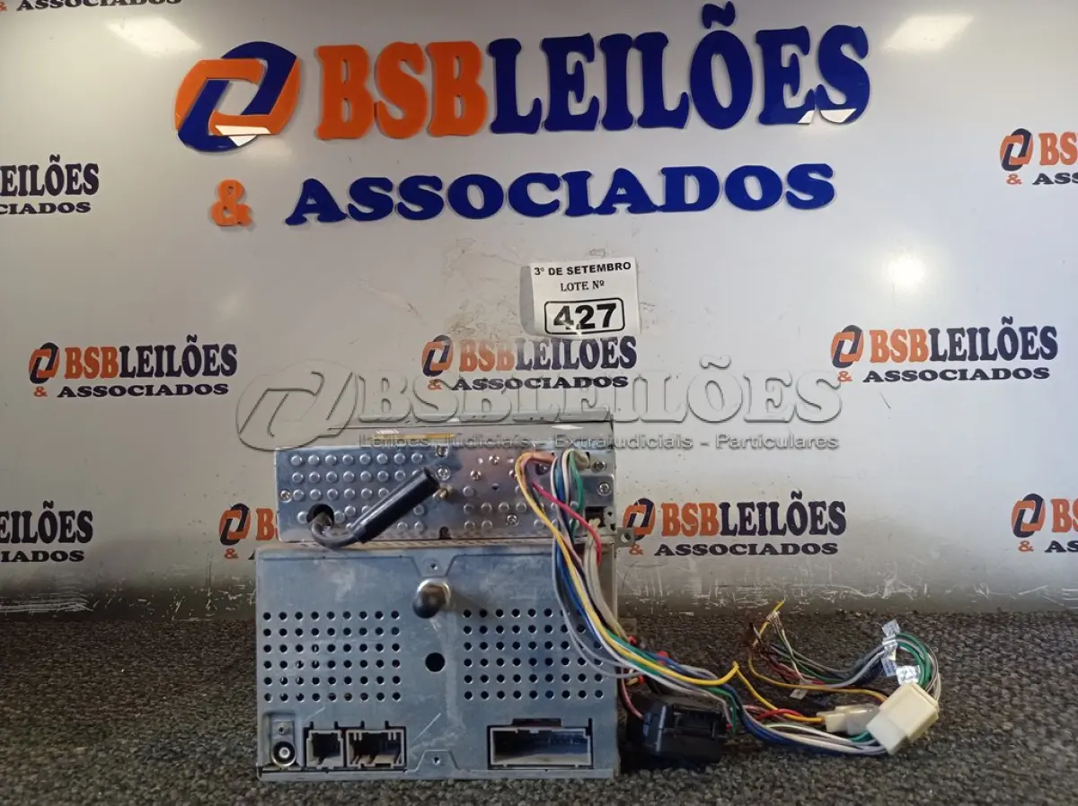 LOTE 427 - 01 CENTRAL MULTIMÍDIA E 01 APARELHO DE SOM AUTOMOTIVO. (NO ESTADO) ATENÇÃO! FAZER A VISITAÇÃO ANTES DE ARREMATAR, NÃO SABEMOS SE FUNCIONA. LEILÃO NÃO TEM GARANTIA E NEM DEVOLUÇÃO, SUJEITO A POSSÍVEIS AVARIAS VISÍVEIS/OCULTAS E/OU AUSÊNCIA DE COMPONENTES.