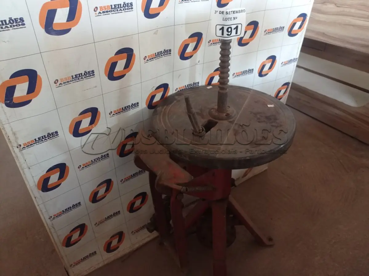 LOTE 191 - 01 MÁQUINA DE DESMONTAR PNEU. (NO ESTADO) ATENÇÃO! FAZER A VISITAÇÃO ANTES DE ARREMATAR, NÃO SABEMOS SE FUNCIONA. LEILÃO NÃO TEM GARANTIA E NEM DEVOLUÇÃO, SUJEITO A POSSÍVEIS AVARIAS VISÍVEIS/OCULTAS E/OU AUSÊNCIA DE COMPONENTES.