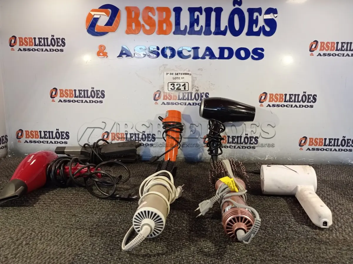 LOTE 321 - 03 SECADORES DE CABELO E 02 ESCOVAS ROTATIVAS. (NO ESTADO) ATENÇÃO! FAZER A VISITAÇÃO ANTES DE ARREMATAR, NÃO SABEMOS SE FUNCIONA. LEILÃO NÃO TEM GARANTIA E NEM DEVOLUÇÃO, SUJEITO A POSSÍVEIS AVARIAS VISÍVEIS/OCULTAS E/OU AUSÊNCIA DE COMPONENTES.