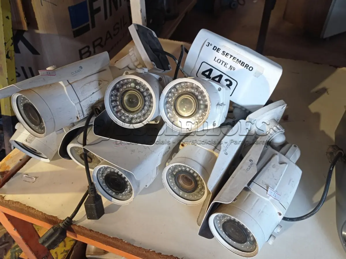 LOTE 443 - 01 LOTE COM VÁRIAS CÂMERAS DE SEGURANÇA MARCAS E MODELOS DIVERSOS. (NO ESTADO) ATENÇÃO! FAZER A VISITAÇÃO ANTES DE ARREMATAR, NÃO SABEMOS SE FUNCIONA. LEILÃO NÃO TEM GARANTIA E NEM DEVOLUÇÃO, SUJEITO A POSSÍVEIS AVARIAS VISÍVEIS/OCULTAS E/OU AUSÊNCIA DE COMPONENTES.