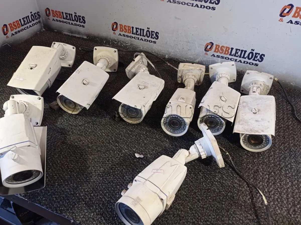 LOTE 371 - 01 LOTE COM VÁRIAS CÂMERAS DE SEGURANÇA MARCAS E MODELOS DIVERSOS. (NO ESTADO) ATENÇÃO! FAZER A VISITAÇÃO ANTES DE ARREMATAR, NÃO SABEMOS SE FUNCIONA. LEILÃO NÃO TEM GARANTIA E NEM DEVOLUÇÃO, SUJEITO A POSSÍVEIS AVARIAS VISÍVEIS/OCULTAS E/OU AUSÊNCIA DE COMPONENTES.
