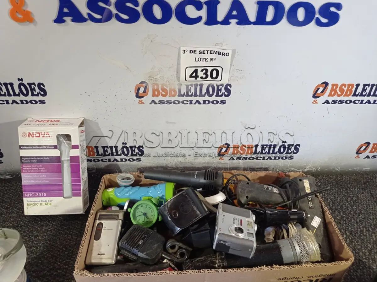 LOTE 430 - 01 LOTE COM VÁRIAS LANTERNAS E PERIFÉRICOS DIVERSOS. (NO ESTADO) ATENÇÃO! FAZER A VISITAÇÃO ANTES DE ARREMATAR, NÃO SABEMOS SE FUNCIONA. LEILÃO NÃO TEM GARANTIA E NEM DEVOLUÇÃO, SUJEITO A POSSÍVEIS AVARIAS VISÍVEIS/OCULTAS E/OU AUSÊNCIA DE COMPONENTES.