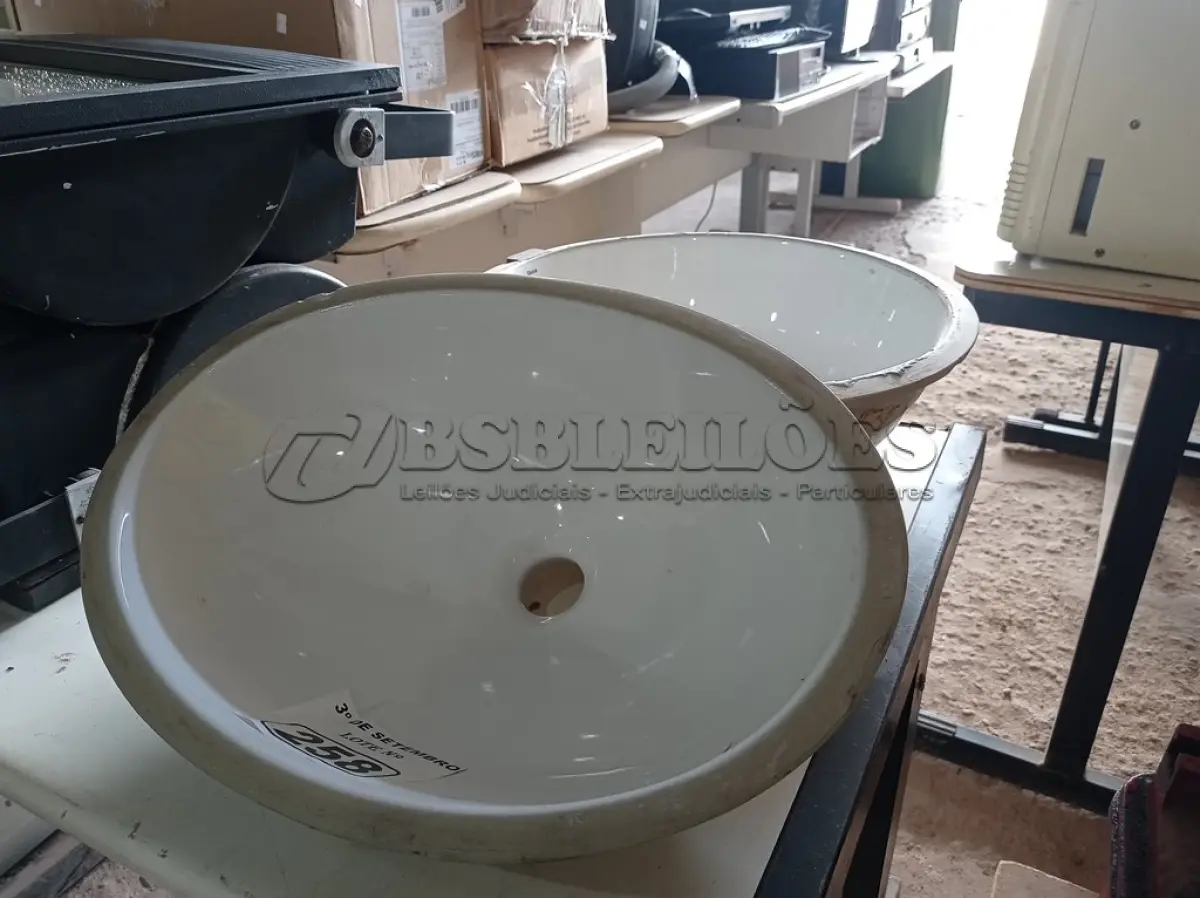 LOTE 258 - 02 CUBAS MARCAS E MODELOS DIVERSOS. (NO ESTADO) ATENÇÃO! FAZER A VISITAÇÃO ANTES DE ARREMATAR, NÃO SABEMOS SE FUNCIONA. LEILÃO NÃO TEM GARANTIA E NEM DEVOLUÇÃO, SUJEITO A POSSÍVEIS AVARIAS VISÍVEIS/OCULTAS E/OU AUSÊNCIA DE COMPONENTES.