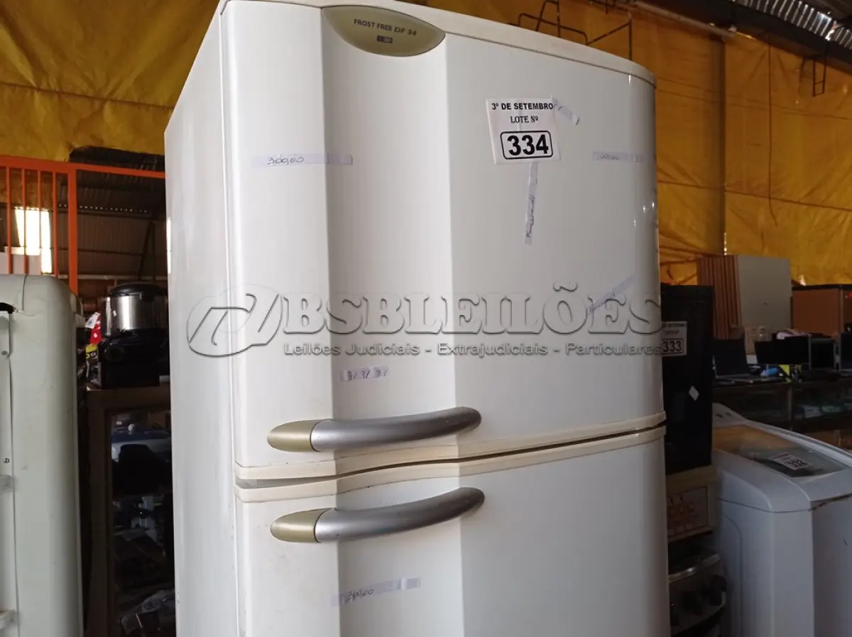 LOTE 334 - 01 GELADEIRA FROST FREE DF 34 MARCA ELECTROLUX 127V. (NO ESTADO) ATENÇÃO! FAZER A VISITAÇÃO ANTES DE ARREMATAR, NÃO SABEMOS SE FUNCIONA. LEILÃO NÃO TEM GARANTIA E NEM DEVOLUÇÃO, SUJEITO A POSSÍVEIS AVARIAS VISÍVEIS/OCULTAS E/OU AUSÊNCIA DE COMPONENTES.