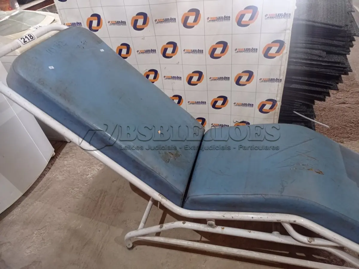 LOTE 218 - 01 CADEIRA ODONTOLÓGICA INCOMPLETA. (NO ESTADO) ATENÇÃO! FAZER A VISITAÇÃO ANTES DE ARREMATAR, NÃO SABEMOS SE FUNCIONA. LEILÃO NÃO TEM GARANTIA E NEM DEVOLUÇÃO, SUJEITO A POSSÍVEIS AVARIAS VISÍVEIS/OCULTAS E/OU AUSÊNCIA DE COMPONENTES.