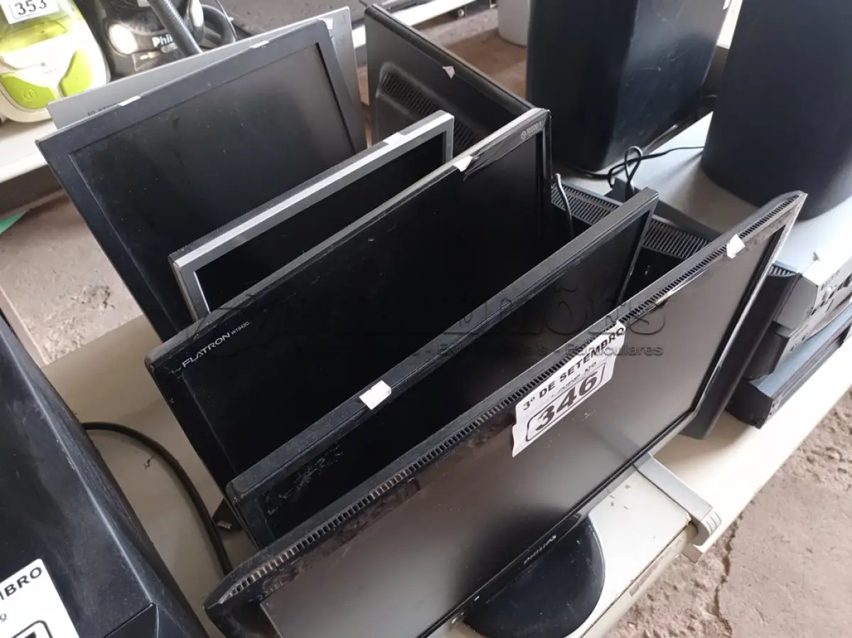 LOTE 346 - 08 MONITORES MARCAS E MODELOS DIVERSOS PARA RETIRADA DE PEÇAS. (NO ESTADO) ATENÇÃO! FAZER A VISITAÇÃO ANTES DE ARREMATAR, NÃO SABEMOS SE FUNCIONA. LEILÃO NÃO TEM GARANTIA E NEM DEVOLUÇÃO, SUJEITO A POSSÍVEIS AVARIAS VISÍVEIS/OCULTAS E/OU AUSÊNCIA DE COMPONENTES.