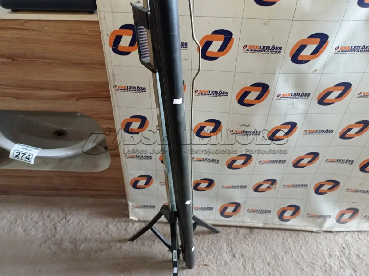 LOTE 269 - 01 PROJETOR MULTIMIDIA, 01 TRIPÉ E 01 TELA DE PROJEÇÃO. (NO ESTADO) ATENÇÃO! FAZER A VISITAÇÃO ANTES DE ARREMATAR, NÃO SABEMOS SE FUNCIONA. LEILÃO NÃO TEM GARANTIA E NEM DEVOLUÇÃO, SUJEITO A POSSÍVEIS AVARIAS VISÍVEIS/OCULTAS E/OU AUSÊNCIA DE COMPONENTES.