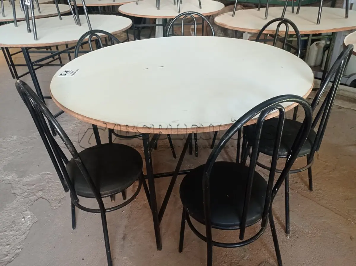 LOTE 215 - 01 MESA DE FERRO COM BASE DOBRÁVEL, TAMPO EM MADEIRA E 06 CADEIRAS DE FERRO COM ASSENTO ALMOFADADO. (NO ESTADO) ATENÇÃO! FAZER A VISITAÇÃO ANTES DE ARREMATAR, NÃO SABEMOS SE FUNCIONA. LEILÃO NÃO TEM GARANTIA E NEM DEVOLUÇÃO, SUJEITO A POSSÍVEIS AVARIAS VISÍVEIS/OCULTAS E/OU AUSÊNCIA DE COMPONENTES.