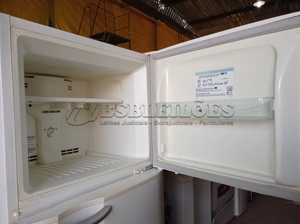 LOTE 334 - 01 GELADEIRA FROST FREE DF 34 MARCA ELECTROLUX 127V. (NO ESTADO) ATENÇÃO! FAZER A VISITAÇÃO ANTES DE ARREMATAR, NÃO SABEMOS SE FUNCIONA. LEILÃO NÃO TEM GARANTIA E NEM DEVOLUÇÃO, SUJEITO A POSSÍVEIS AVARIAS VISÍVEIS/OCULTAS E/OU AUSÊNCIA DE COMPONENTES.