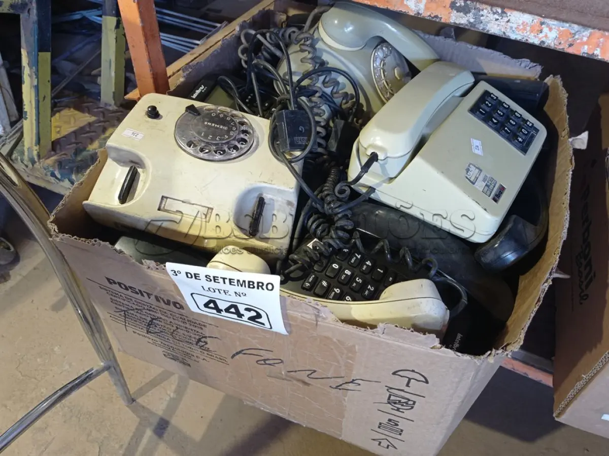 LOTE 442 - 01 LOTE COM VÁRIOS APARELHOS DE TELEFONE MARCAS E MODELOS DIVERSOS. (NO ESTADO) ATENÇÃO! FAZER A VISITAÇÃO ANTES DE ARREMATAR, NÃO SABEMOS SE FUNCIONA. LEILÃO NÃO TEM GARANTIA E NEM DEVOLUÇÃO, SUJEITO A POSSÍVEIS AVARIAS VISÍVEIS/OCULTAS E/OU AUSÊNCIA DE COMPONENTES.